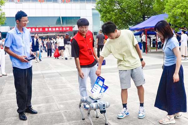 全景 计算机学院机器狗反诈宣传.jpg